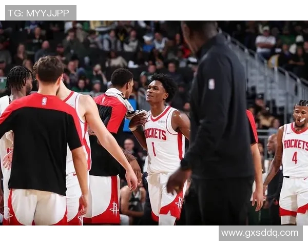 阿门:我个子已经很高了,但在我们队里感觉自己非常渺小 阿门:我个子已经很高了,但在我们队里感觉自己非常渺小