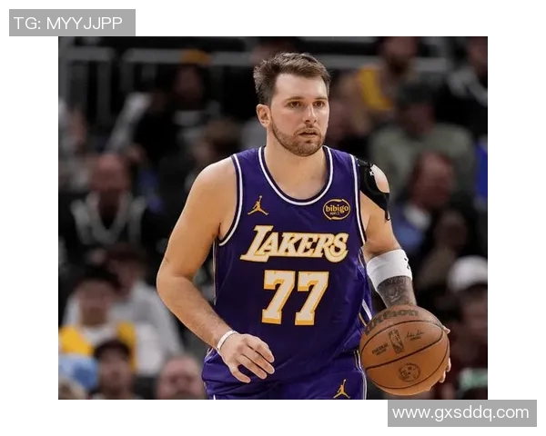 詹皇26+10迎里程碑！东契奇36+7胜灰熊，轰26+5，化身詹东的克莱